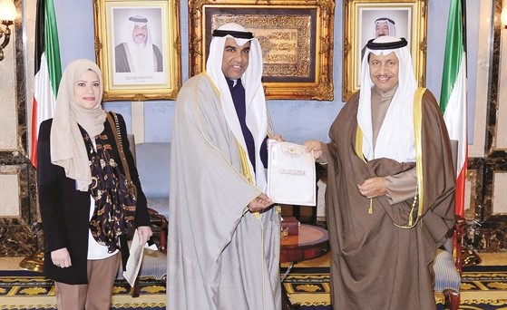سمو رئيس الوزراء الشيخ جابر المبارك خلال تقديم اقرار الذمة المالية الخاصة به الى عبدالرحمن النمش ﻿
