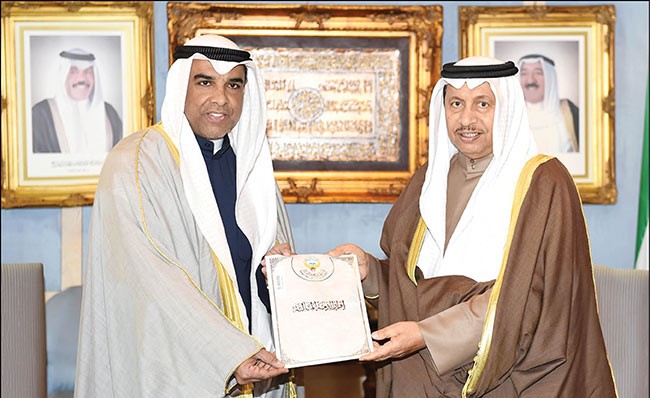 سمو رئيس الوزراء الشيخ جابر المبارك لدى تسليم إقرار الذمة المالية الخاص به للمستشار عبدالرحمن النمش