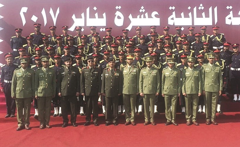 مدير كلية علي الصباح العسكرية في الكويت اللواء بدر العوضي وقائد العمليات والأركان بالحرس الوطني العميد الركن بدر عبدالله حمد والملحق العسكري في سفارتنا لدى قطر العقيد الركن ناصر عبدالعزيز السمحان مع الطلبة الضباط﻿