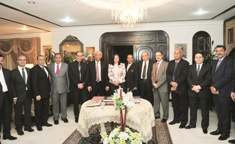  السفيرالمصري ياسر عاطف والقنصل هويدا عبدالرحمن ومستشار الإدارة العامة الزميل حسام فتحي يتوسطون القنصل محمد عرفة ومحمد عادل وهلال إبراهيم والزملاء شوقي محمود وأحمد الضبع وأسامة أبو السعود وعددا من الحضور ﻿