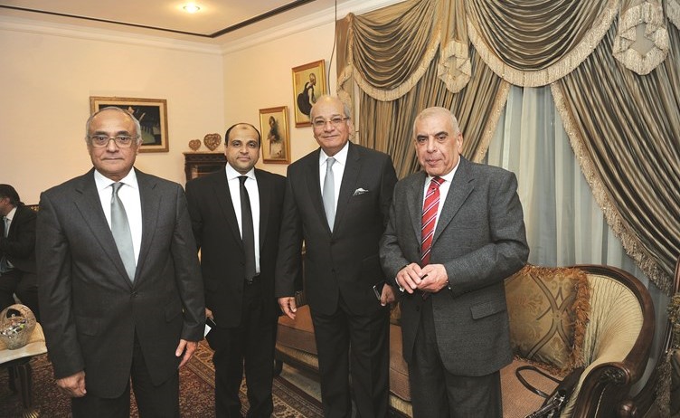 د.محمود أبوالعيون مع عدد من الحاضرين﻿