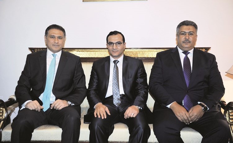 القنصل محمود نزار والمدير الإقليمي لمصر للطيران فتحي نزيه والمستشار وائل زهران ﻿