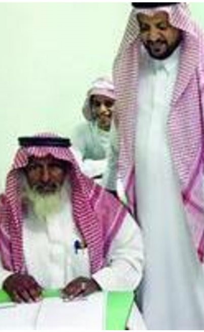 مسن سعودي يؤدي الاختبارات في مدرسة بمكة ويحلم بالجامعة والحصول على الدكتوراه