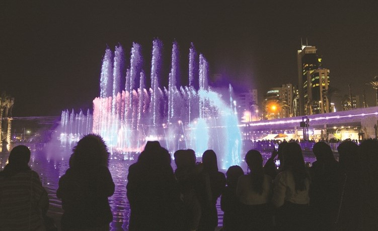 النافورة الراقصة تجذب أنظار الزوار بعروض فنية رائعة ﻿