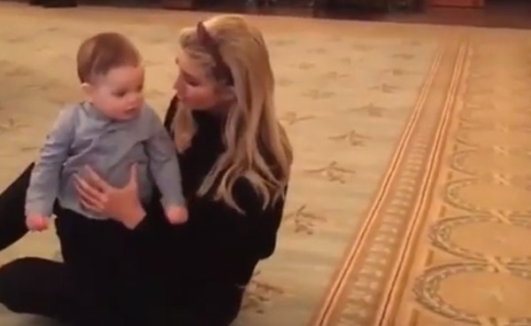 بالفيديو والصور.. حفيد ترامب يحبو على سجاد البيت الابيض