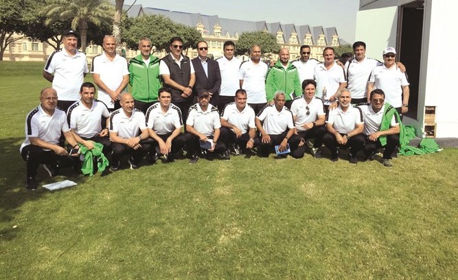 عبدالجليل مع المتدربين بعد تخرجهم﻿