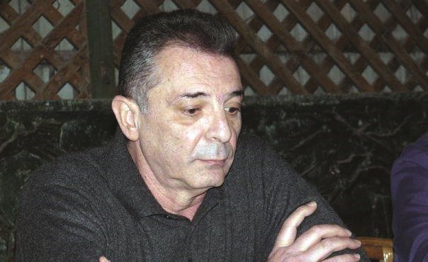 وفاة محمود حميدة تشعل أزمة.. ومخرج «الأب الروحي» يهدد بالحرب!
