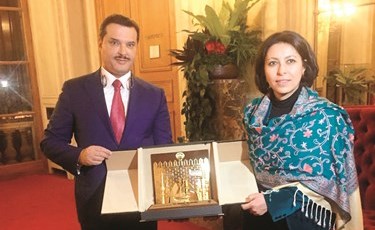 هدية تذكارية من د. جمال الحربي للسيناتور ليلى عايشي﻿