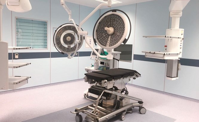 إحدى غرف العمليات الجديدة بمركز البابطين للحروق والتجميل﻿