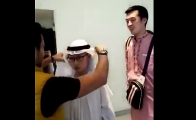 بالفيديو.. هذا ما حدث عندما ارتدى ياباني الزي الخليجي