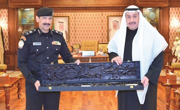 الشيخ فيصل الحمود مكرما اللواء وليد الصالح ﻿