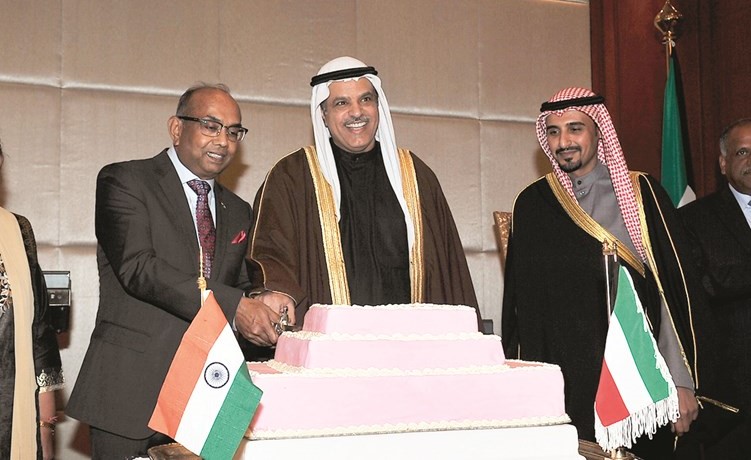 السفير علي السعيد مشاركا السفير الهندي سونيل جين بقطع كيكة الاحتفال﻿