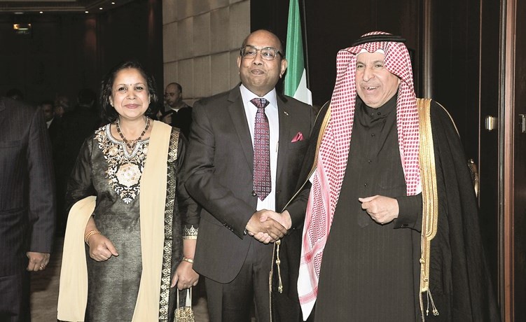 السفير السعودي د.عبدالعزيز الفايز مهنئا	 (زين علام)﻿