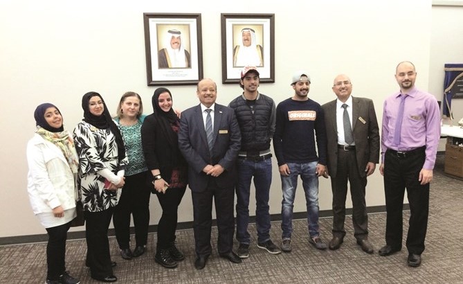 د.فهد الناصر مع مجموعة من الطلبة الدارسين في كندا ﻿