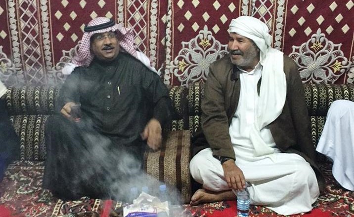 شاهد.. سعودي مسن يتصدى للصوص حاولوا سرقة صراف آلي ويطلق النار عليهم