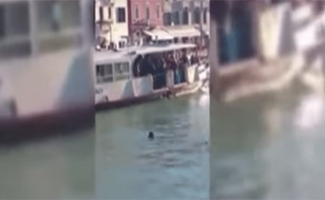 فيديو صادم.. لاجئ يغرق في البندقية والمارة يكتفون بالتصوير والضحك