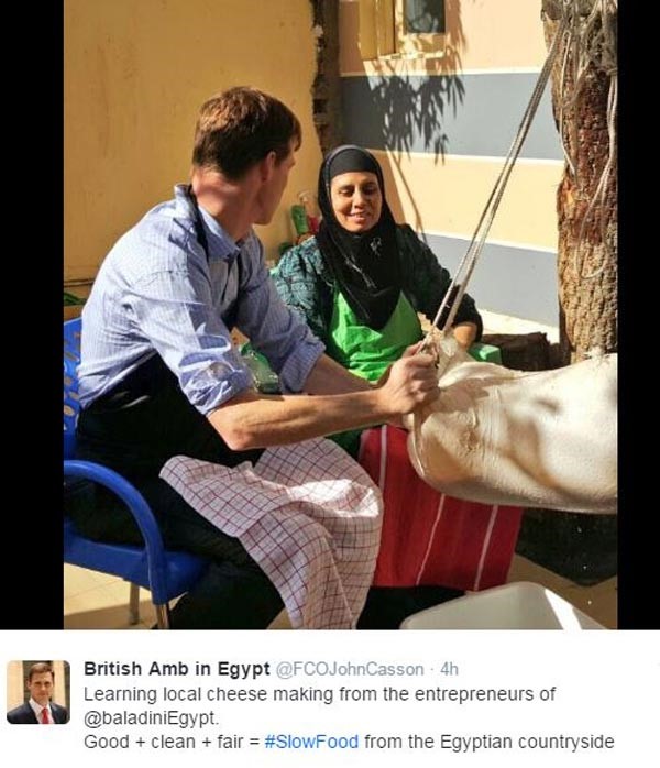 بالصور.. سفير بريطانيا بالقاهرة يصنع الزبد والجبن