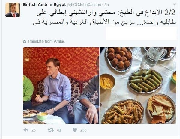 بالصور.. سفير بريطانيا بالقاهرة يصنع الزبد والجبن