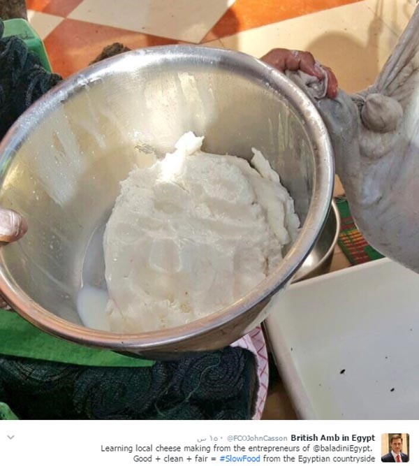 بالصور.. سفير بريطانيا بالقاهرة يصنع الزبد والجبن