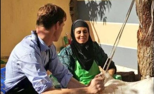 بالصور.. سفير بريطانيا بالقاهرة يصنع الزبد والجبن