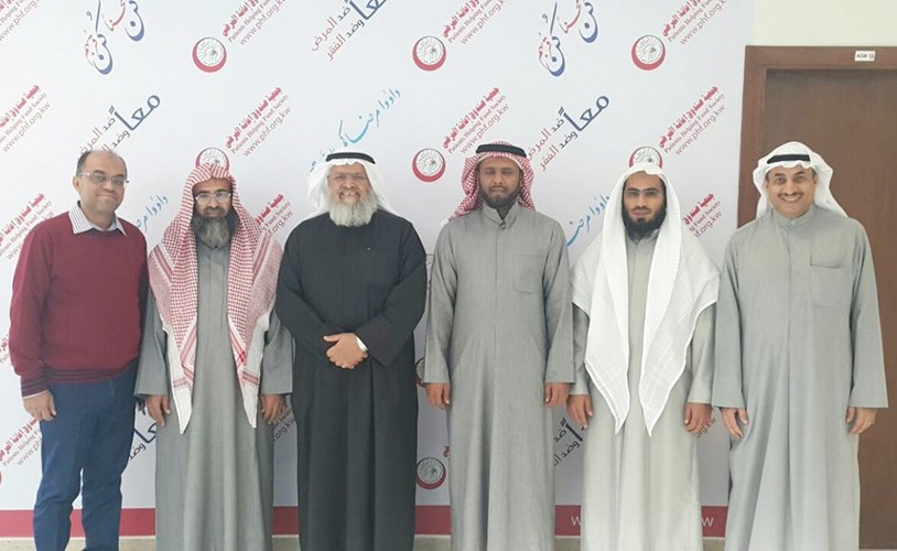  د.محمد الشرهان متوسطا أعضاء وفد الهيئة اليمنية الكويتية للإغاثة﻿