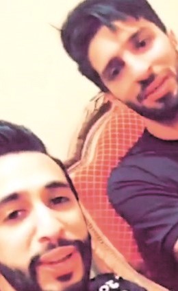 فهد البناي مع اللاعب فهد الانصاري في كواليس المسرحية﻿