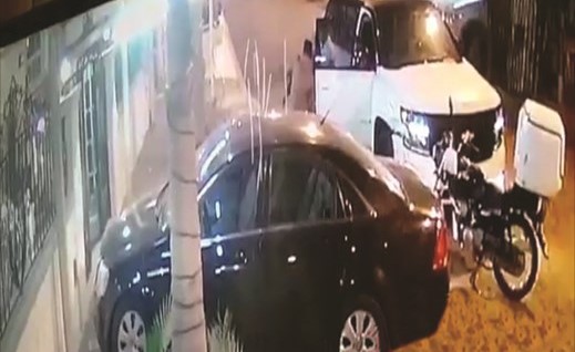الدليفري ترك الدراجة ودخل الى المركبة التي بها الجثة﻿
