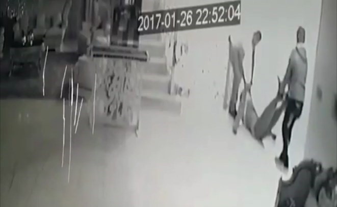  ويحمل الجثة وآخر في المنزل الخالي﻿