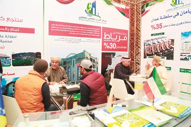 إقبال جماهيري على أجنحة الشركات المشاركة﻿