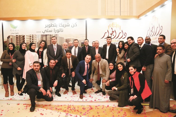 صورة جماعية في ختام المعرض﻿