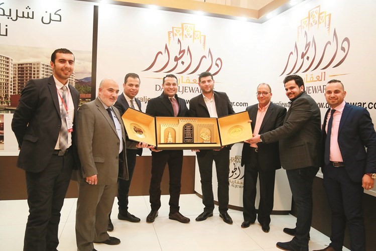 تكريم متبادل بين إسكان جلوبل وشركة دار الجوار الراعي الرسمي للمعرض﻿