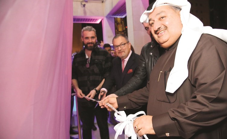 د. عماد بوخمسين والسفير ماثيو لودج وألن كيري لدى قص شريط الافتتاح﻿