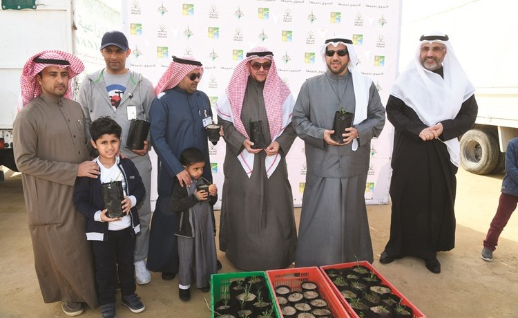 الشيخ عبدالله الأحمد وعدد من المشاركين في الحملة	(محمد هاشم)﻿