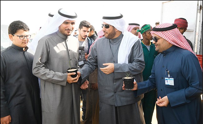 الشيخ عبدالله الأحمد خلال توزيع الشتلات على المواطنين        (محمد هاشم)
