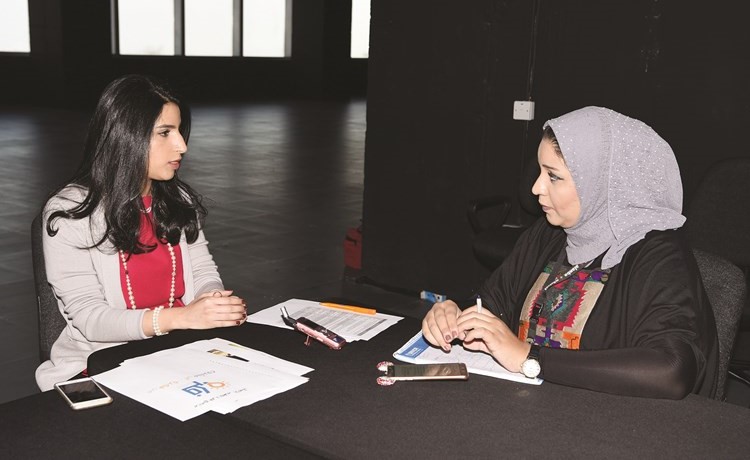 مريم هشام الريس متحدثة إلى الزميلة آلاء خليفة	(ريليش كومار)﻿