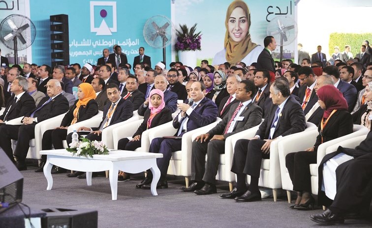 الرئيس عبد الفتاح السيسي متحدثا خلال الجلسة الأولى لليوم الثاني من مؤتمر الشباب الثاني في أسوان التي شارك فيها رئيس الحكومة شريف إسماعيل ﻿