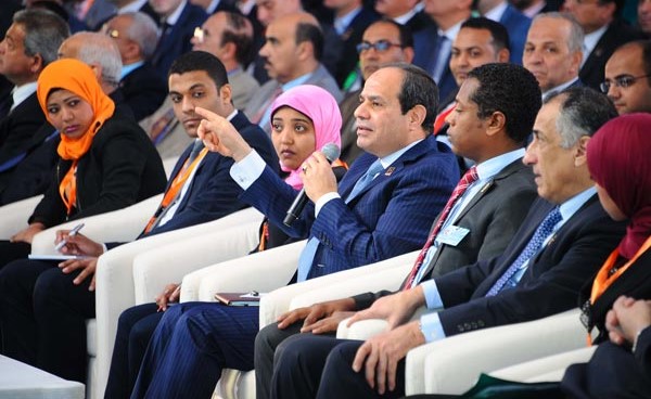 السيسي يناقش الوزراء المشاركين بالجلسات