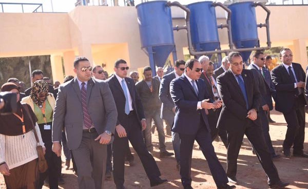 السيسي يتجول في مصنع كيما