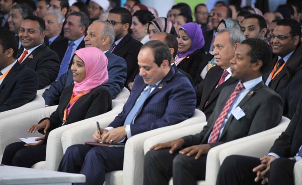 ويسجل ملاحظاته خلال جلسات المؤتمر