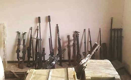 جانب من مخزن الذخيرة والسلاح الذي سيطرت عليه قوات الشرعية في معسكر الدفاع الجوي 170 بالمخا(إياد أحمد) ﻿
