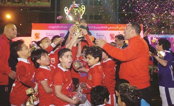 أبطال أكاديمة الأهلي يرفعون الكأس عاليا ﻿
