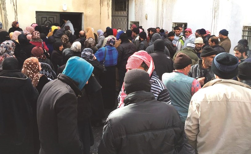 جانب من عملية توزيع المساعدات على الأسر السورية اللاجئة﻿