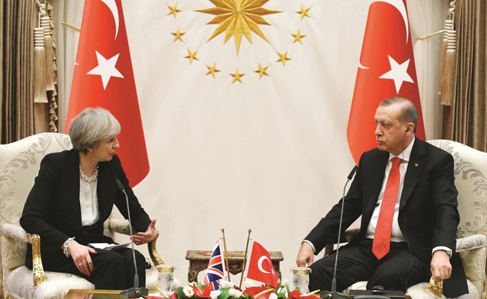 جانب من اجتماع الرئيس التركي رجب طيب اردوغان برئيسة الوزراء البريطانية تيريزا ماي في انقرة امس	(ا.ب) ﻿
