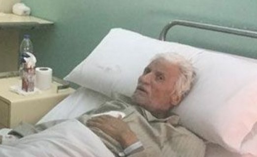 الوسط الفني المصري يودع السبكي.. الصورة الأخيرة له على سرير المستشفى