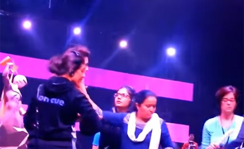 بالفيديو..بسبب فستانها الفاضح .. رجل يضرب إعلامية على الهواء!