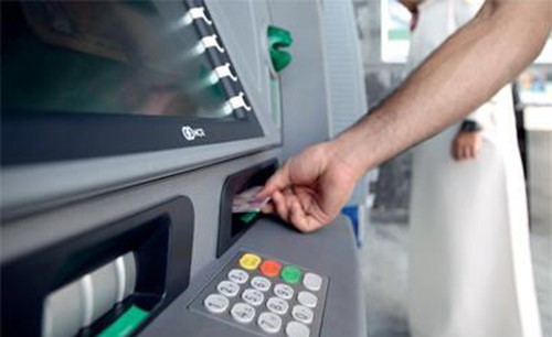 فيديو صادم ..  شاهدوا ردة فعل رجل عثر على ماكينة صراف آلي مفتوحة!