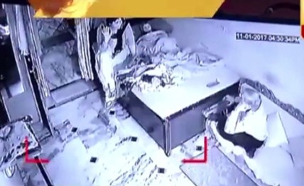 فيديو قاسٍ لأم هندية تلقي بطفلها على الدرج