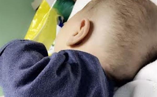 سيدة تذهب للمستشفى فجراً لترضع طفلاً أردنيا فقد والديه في حادث مروري.. وصحة تبوك تكرمها