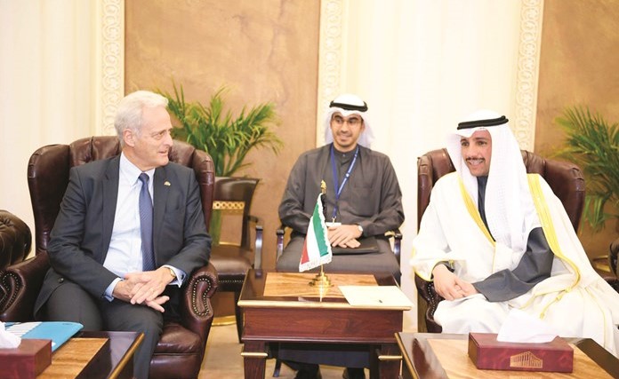  رئيس مجلس الأمة مرزوق الغانم خلال استقباله عضو البرلمان الألماني بيتر رامزاور﻿