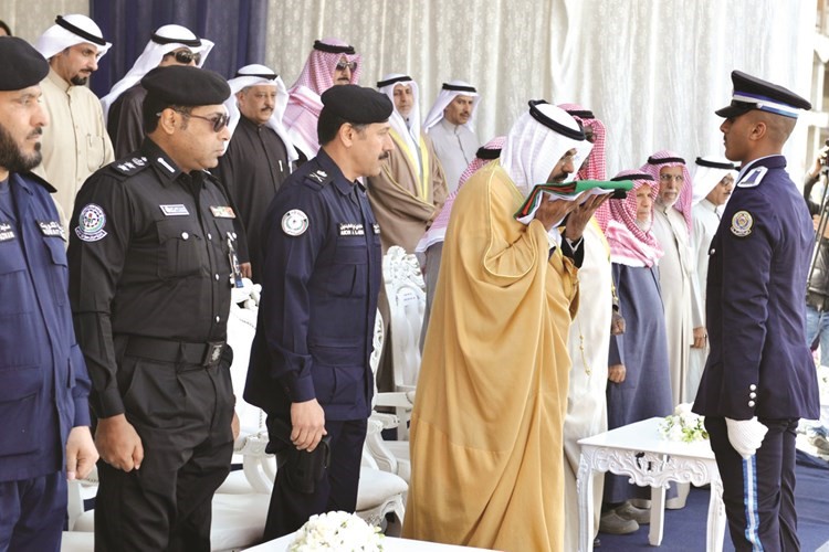 محافظ حولي الشيخ أحمد النواف يقبل علم الكويت﻿